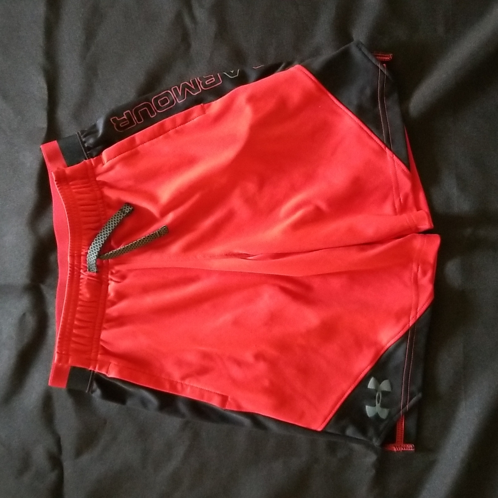 Boys Youth small Under Armour shorts